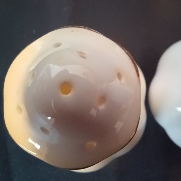 Vintage Royal Albert Val D'Or Salt and Pepper shakers. - Picture 7 of 10